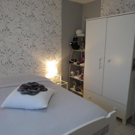 Chambre D'Hotes La Cle Du Bonheur Manthelon Exterior photo