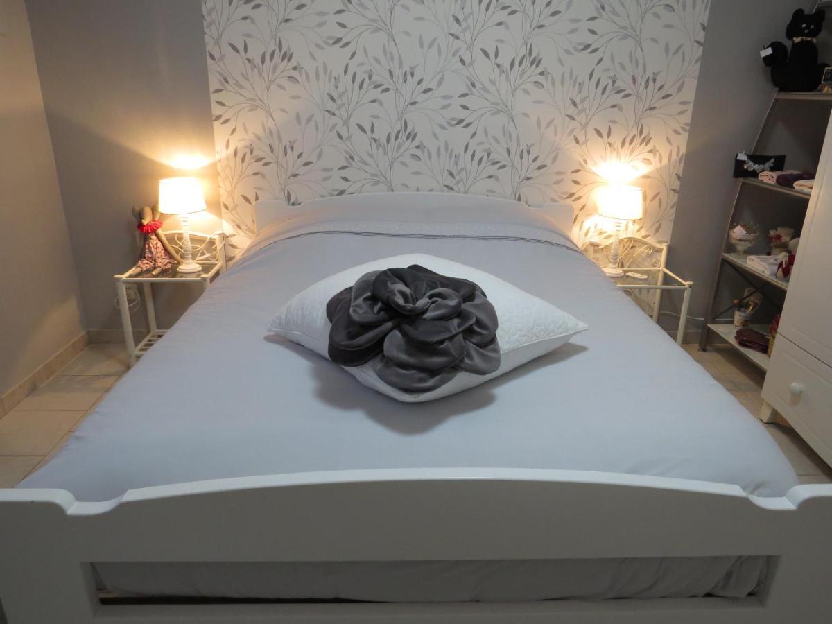 Chambre D'Hotes La Cle Du Bonheur Manthelon Exterior photo