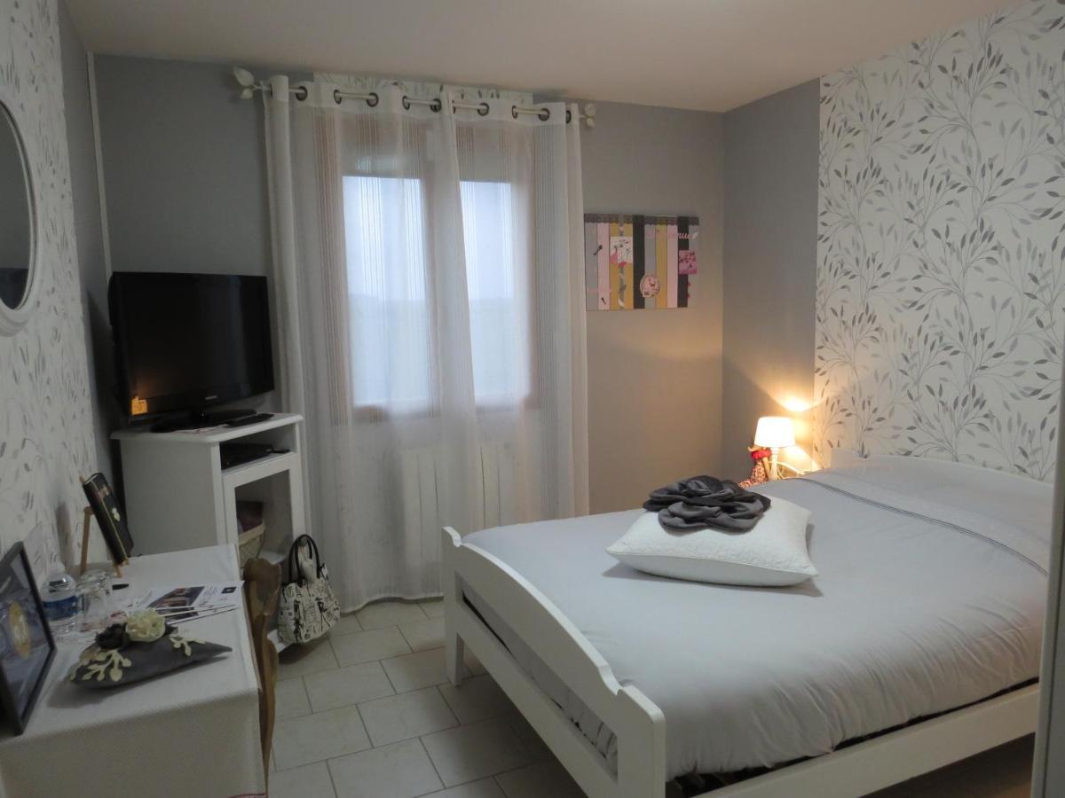 Chambre D'Hotes La Cle Du Bonheur Manthelon Exterior photo