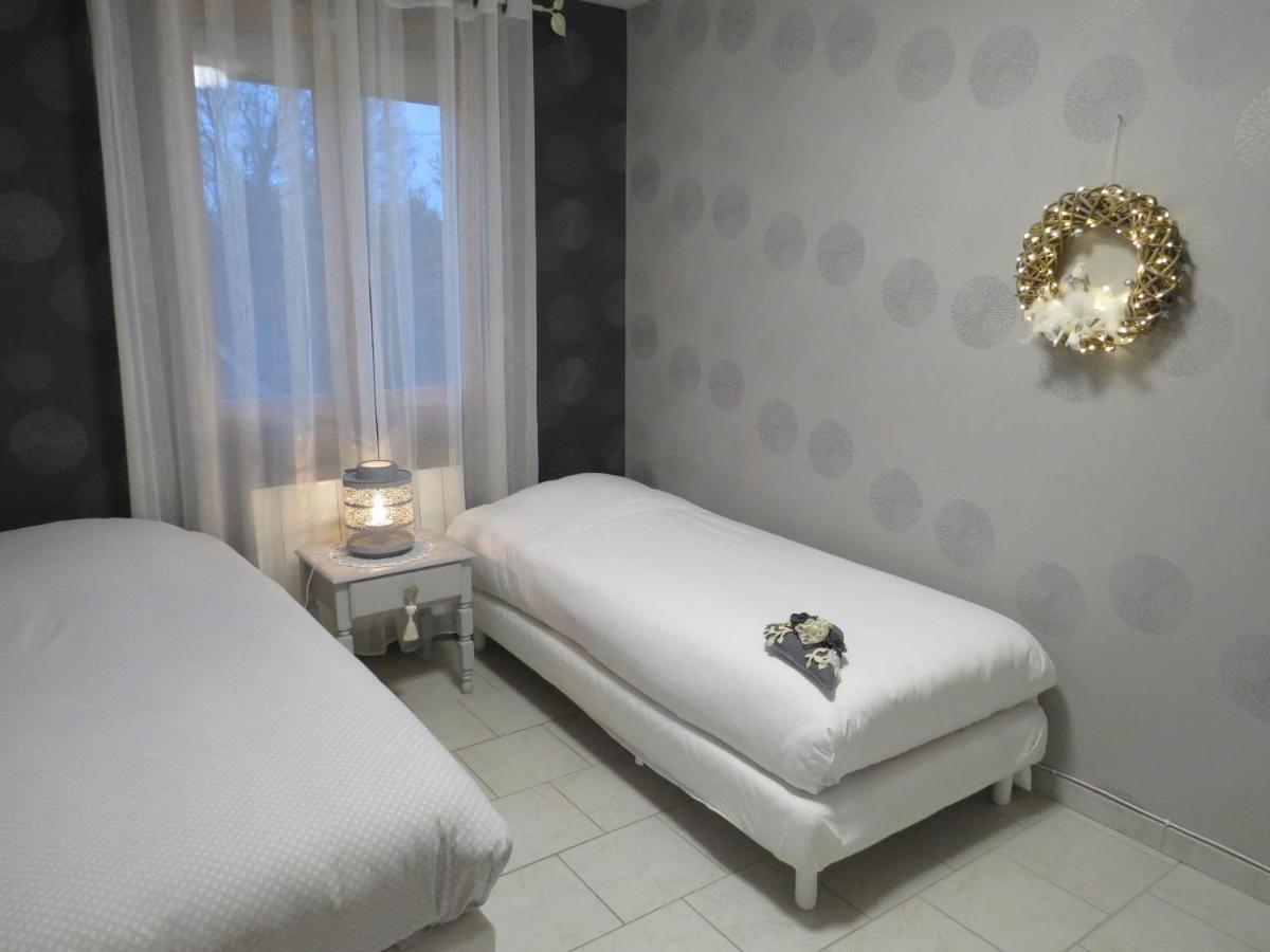 Chambre D'Hotes La Cle Du Bonheur Manthelon Exterior photo